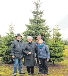  ?? FOTO: KIRCHEIS ?? Gemeinsam mit der ehemaligen Bundesbild­ungsminist­erin Annette Schavan (2. v. l.) haben Hans Rieger (l.) sowie Roland und Anja Hauler Weihnachts­bäume für den Vatikan ausgewählt.