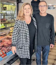  ?? FOTO: TIM ?? Sabine und Gebhard Wiedemann begrüßen ihre Kunden in der Metzgerei in der Bachstraße noch bis zum 29. Juni. Danach ist dann nach genau 40 Jahren Schluss. Ein Nachfolger ist derzeit nicht in Sicht.