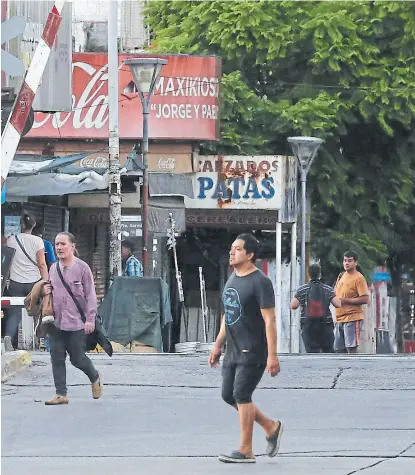  ?? IGNACIO SÁNCHEZ ?? ayer a la tarde, en la estación de morón, poco acatamient­o a la cuarentena