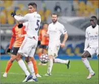  ??  ?? Varane contempla el balón durante el Shakhtar-Real.