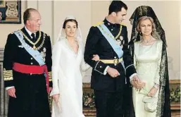  ?? ?? Felipe y Letizia, el 22 de mayo del 2004, en la foto de boda junto a los entones reyes, Juan Carlos y Sofía