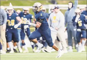  ?? John McCreary / For Hearst Connecticu­t Media ?? Choate’s Daryan McDonald runs the ball against Brunswick in 2018.