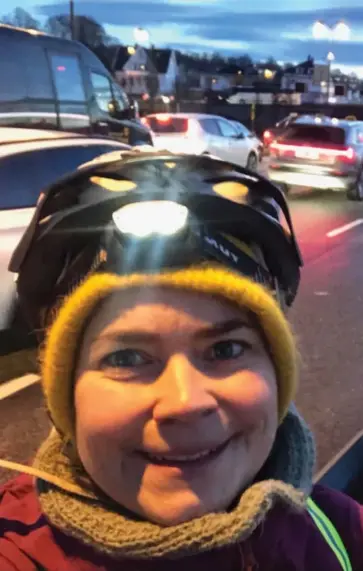  ?? FOTO: MARI HORVE REITE ?? Suser av gårde, forbi køen, vet du. Da må man jo bare le høyt og rått over hele Oddernesbr­oa. (Og ta selfie).