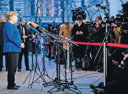  ?? CLEMENS BILAN/EFE ?? À procura de parceiro. Merkel durante encontro com jornalista­s em Berlim: chanceler alemã corre contra o tempo