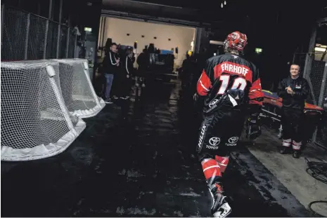  ?? FOTO: DPA ?? Nach dem 1:5 seiner Kölner Haie gegen Nürnberg, dem Aus in den Play-offs, verlässt Kapitän Christian Ehrhoff das Eis. Endgültig.