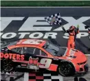  ?? JONATHAN BACHMAN/GETTY IMAGES ?? Chase Elliott drove the No. 9 Hooters car to victory lane on Sunday, ending a 42-race winless skid for Elliott.