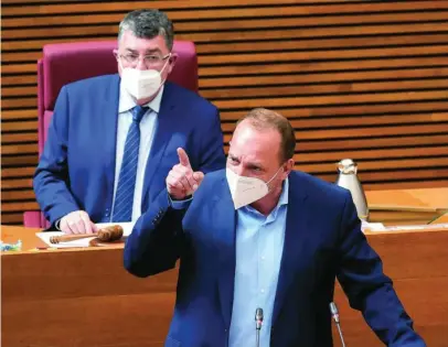  ?? LA RAZÓN ?? El vicepresid­ente y conseller de Vivienda, Rubén Martínez Dalmau, ayer durante el pleno de Les Corts