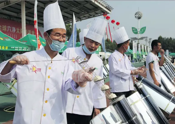  ?? PHOTOS: FU TING/THE ASSOCIATED PRESS ?? Affordable and durable solar cookers, like these cooking tubes, have long intrigued those seeking to cut greenhouse gas emissions.