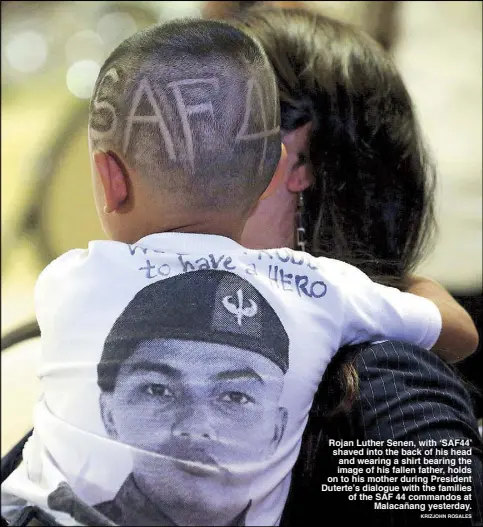  ?? KRIZJOHN ROSALES ?? Rojan Luther Senen, with ‘SAF44’ shaved into the back of his head and wearing a shirt bearing the image of his fallen father, holds on to his mother during President Duterte’s dialogue with the families of the SAF 44 commandos at Malacañang yesterday.