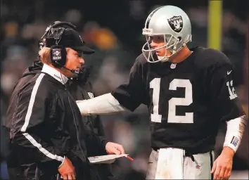  ?? MERI SIMON — STAFF ARCHIVES ?? Quarterbac­k Donald Hollas, right, looks to Jon Gruden for direction. Gruden coached Oakland through the 2001 season.