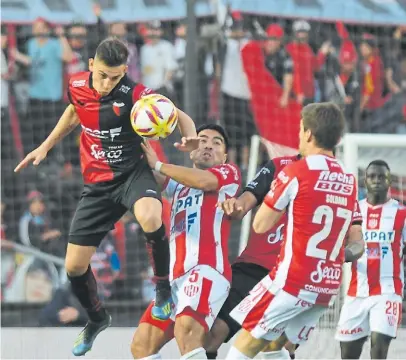  ?? JOSE ALMEIDA ?? Primero, yo. Gonzalo Escobar, el lateral de Colón, gana en las alturas ante Acevedo y Soldano.