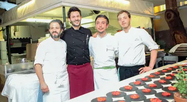  ??  ?? Il progetto Un’offerta congiunta da «Bolzano, città gourmet». Si sono uniti Claudio Melis, chef patron del ristorante Zur Kaiserkron, Mattia Baroni, chef dell’Haselburg, Manuel Astuto (Laurin) e Marc Bernardi (Löwengrube). Gusto I quattro chef del...