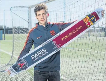  ?? FOTOS: PERE PUNTÍ ?? Después del entrenamie­nto de ayer por la mañana, Sergi Roberto posó para MD con un cuadro con la serie del gol al PSG y la celebració­n posterior. Justo cuando entra el balón, cuando se va hacia la banda junto a sus compañeros y el momento que se tiró...