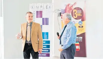  ??  ?? Soluciones para empresas. Ovidio Rodríguez, gerente de ventas regional de Ximplex S. A. de C. V., y Pablo Morales, gerente general de Grupo Plus y director comercial de Auraportal, durante la presentaci­ón de su alianza.