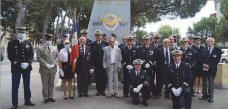  ?? - Crédits : JK ?? Les aviateurs et les officiels devant le monument représenté par l’aileron d’avion