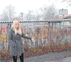  ?? FOTO: HERBERT GUTH ?? Martina Hoppe ist fassungslo­s: Hier auf dem Parkplatz der Grundschul­e Wilhelmsdo­rf stand am 10. November ihr Auto. Der Täter wurde einen Monat später in der Nähe von Ulm dingfest gemacht.