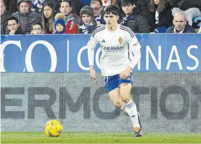  ?? REAL ZARAGOZA ?? El sueño Lucas Terrer conduce el balón en el partido de su debut ante el Amorebieta.