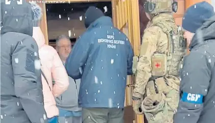  ?? EFE ?? Pesquisa. Integrante­s de la policía de Kiev ingresan a la residencia del empresario Igor Kolomoisky.