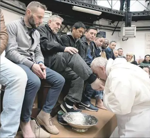  ??  ?? Francisco lava los pies a los presos de la cárcel Regina Coeli
