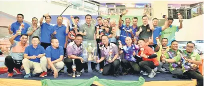  ??  ?? PEMENANG: Dr Abdul Rahman bersama pemenang tempat pertama hingga keempat pada majlis penyampai hadiah Kejohanan Dart Terbuka Beregu BGS 2017 di Kuching kelmarin.