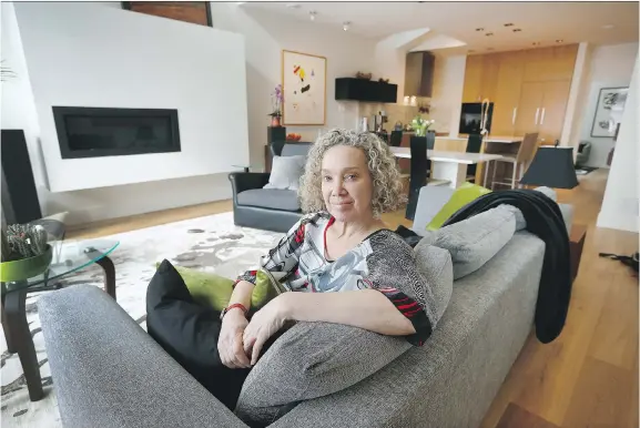  ?? PHOTOS: TONY CALDWELL ?? Ottawa architect Linda Chapman is the award-winning green-building advocate who led the design of Mountain Equipment Co-op in 1999. She recently moved into a four-plex developmen­t, below, that she designed in New Edinburgh. She also closed her office...