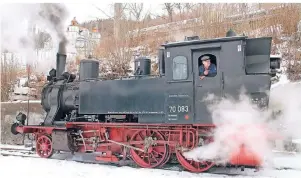  ?? FOTOS (2): DAGMAR KRAPPE ?? Die alte Dampflok 70 083 des Bayerische­n Localbahn Vereins fährt in Gmund ein.