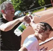  ?? Fotos: Marcus Merk ?? Gegen die Hitze ließen sich einige Schüler erfrischen­des Wasser über den Kopf gießen.