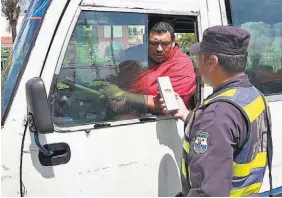  ??  ?? Operativo. El VMT y la Policía de Tránsito realizaron un operativo antidoping sorpresa al transporte colectivo en la carretera al puerto de La Libertad.