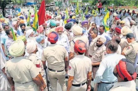  ?? HT FILE PHOTO ?? Policemen stop farmers during a protest march in Bathinda. Faced with mounting criticism, chief minister Amarinder Singh recently announced in the assembly that the government will “waive farm loans amounting to ₹9,500 crore within the upcoming...