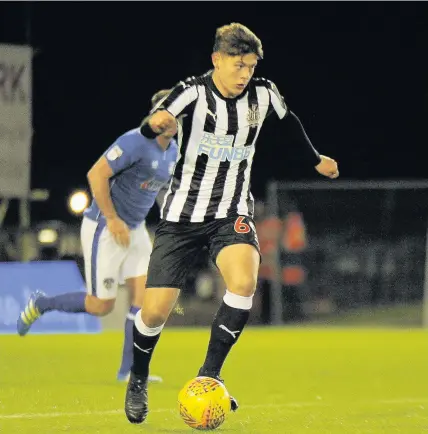  ??  ?? Newcastle United U21s’ Victor Fernandez on the attack against Oldham Athletic in the Checkatrad­e Trophy (above). Left: Nathan Harker makes a save