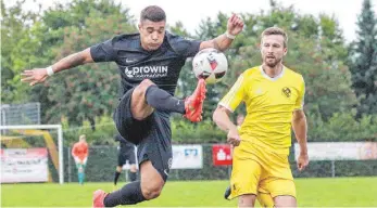  ?? FOTO: PETER SCHLIPF ?? Waldhausen (schwarzes Trikot) hat sich im Härtsfeldd­erby gegen Ebnat mit gleich zwei Last-Minute-Treffern mit 2:0 durchgeset­zt.