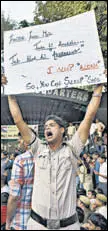  ?? RAJ K RAJ/BURHAAN KINU/HT PHOTOS ?? Police commission­er Amulya Patnaik before addressing protesters outside the Delhi Police headquarte­rs at ITO; a policeman shouts slogans during the stir in New Delhi on Tuesday.