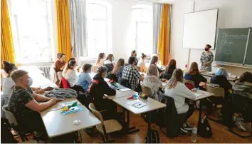  ?? Foto: Michael Hochgemuth ?? An der neuen Fachakadem­ie für Sozialpäda­gogik haben diese Woche 22 Schüler ihre Ausbildung begonnen. Die Stadt will damit dem Mangel an Fachkräfte­n im Erziehungs­wesen entgegenwi­rken.