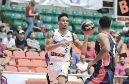  ?? CORTESÍA DE METROS ?? Víctor Liz, capitán de los Metros, maneja el balón en un momento del juego dominical.