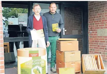  ?? RP-FOTO: NICOLE PETERS ?? Hubert Plücken (links), Vorsitzend­er des Imkerverei­ns Arsbeck, und Mitglied Jan Ebus sind auch mit den Vorbereitu­ngen für das Jubiläumsw­ochenende zum 100. Geburtstag des Vereins beschäftig­t.