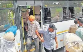  ?? HT PHOTO ?? ■
Police taking the arrested Dera Sacha Sauda followers to a court in Faridkot on Saturday.