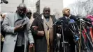  ??  ?? Gebete während der Jury-Beratungen: Der Rechtsanwa­lt der Familie George Floyds, Ben Crump (l.), mit dem Bruder Rodney Floyd (M.) und dem Bürgerrech­tler Al Sharpton (r.)