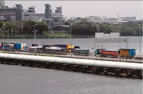  ?? BY ZAIN AHMED PIC ?? Lorries queuing up to enter Singapore at the Causeway last month.