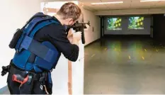  ?? Foto: Bernhard Weizenegge­r ?? Einsatztra­iner Benedict Streifler übt in Günzburg mit einer Maschinenp­istole im Anschlag. Er bildet auch seine Kollegen aus.