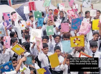  ??  ?? Students from Lahore with the solidarity cards they received from India