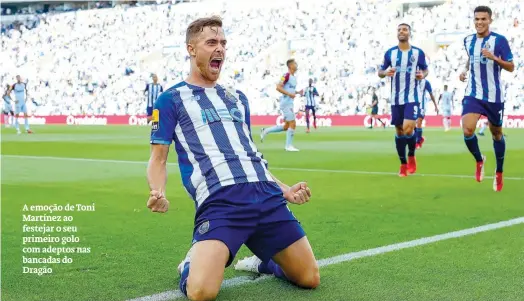  ??  ?? A emoção de Toni Martínez ao festejar o seu primeiro golo com adeptos nas bancadas do Dragão