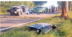  ?? FOTO: STEPHAN BÜLLESBACH ?? Rettungssa­nitäter und Feuerwehrl­eute hatten die schwer verletzte Frau geborgen, nachdem die Tür (r.) herausgetr­ennt worden war.