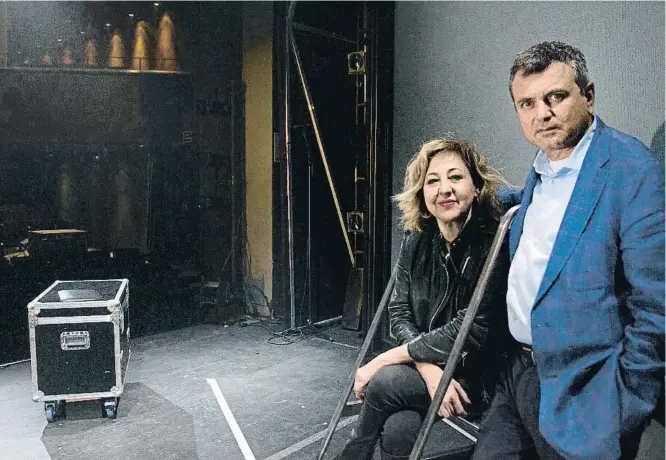  ?? FOTO: INMA SAINZ DE BARANDA ?? Arriba, Carmen Machi y Ernesto Caballero fotografia­dos en el Teatre Goya de Barcelona donde presentan la obra ‘La autora de Las meninas’