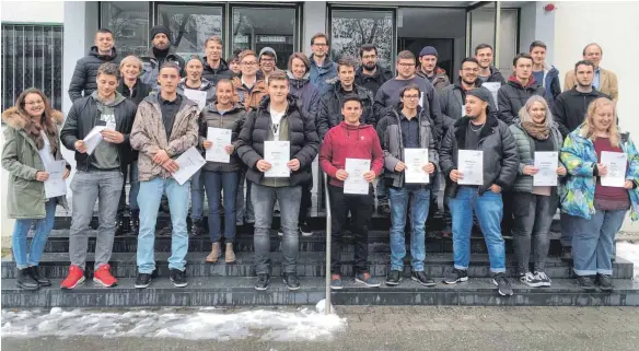  ?? FOTO: STEINBEIS-SCHULE ?? Preise und Belobigung­en bekamen diese Schüler der Ferdinand-von-Steinbeis-Schule für ihre diversen Schulabsch­lüsse.