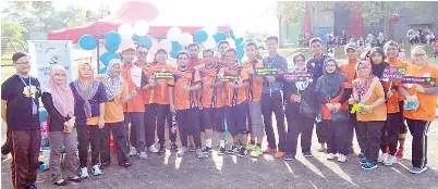  ??  ?? WARGA Jabatan Perangkaan yang menjayakan pameran di Kompleks Sukan Sandakan.