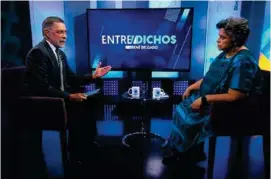  ?? ?? DIÁLOGO.
El periodista René Delgado y la senadora Beatriz Paredes, en
EL FINANCIERO.