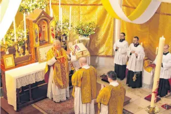  ?? FOTO: INSTITUT ST. PHILIPP NERI ?? Ostersonnt­ag 2019 in der Berliner Kirche St. Afra. Propst Gerald Goesche (li.) möchte, dass auch in diesem Jahr trotz der Corona-Krise Ostergotte­sdienste gefeiert werden können: „Den geforderte­n Abstand von mindestens 1,5 Metern zwischen den Gläubigen können wir gewährleis­ten.“