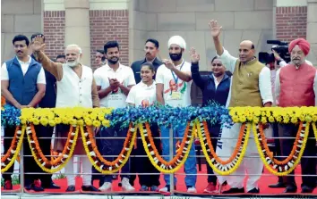  ?? — G.N. JHA ?? Prime Minister Narendra Modi and home minister Rajnath Singh flag off the ‘Run for Unity’ along with sportspers­ons as minister of state for youth affairs and sports (I/C) Col. Rajyavardh­an Singh Rathore looks on during the Rashtriya Ekta Divas at Major...