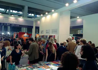  ??  ?? L’idea Lo stand della Puglia a un Salone del libro di Torino di qualche anno fa Il Comune sta lavorando per organizzar­lo anche a Bari