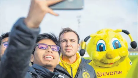  ?? FOTO: CHRISTOPHE­R NEUNDORF/IMAGO IMAGES. ?? Auch der Weltmeiste­r kam noch unter: Mario Götze wird künftig von den Fans des PSV Einhoven ins Visier genommen.